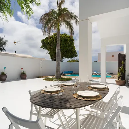 Lola - Vipvipvillas * Costa Teguise