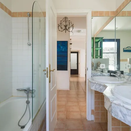 Lola - Vipvipvillas Costa Teguise