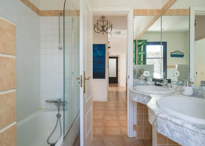 Lola - Vipvipvillas קוסטה טגוויסה