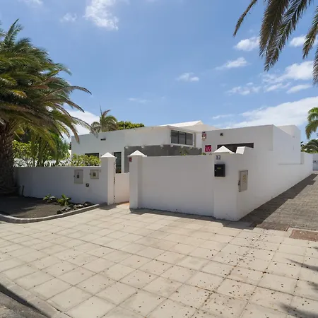 Lola - Vipvipvillas Costa Teguise