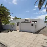 Lola - Vipvipvillas Costa Teguise