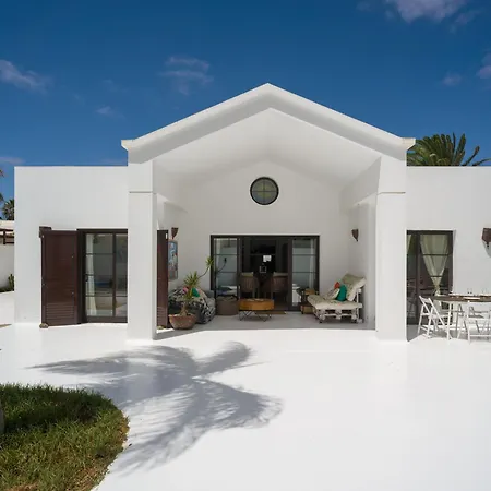 Lola - Vipvipvillas Costa Teguise