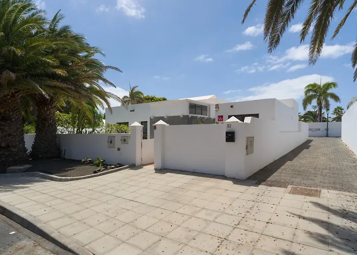 Lola - Vipvipvillas Costa Teguise